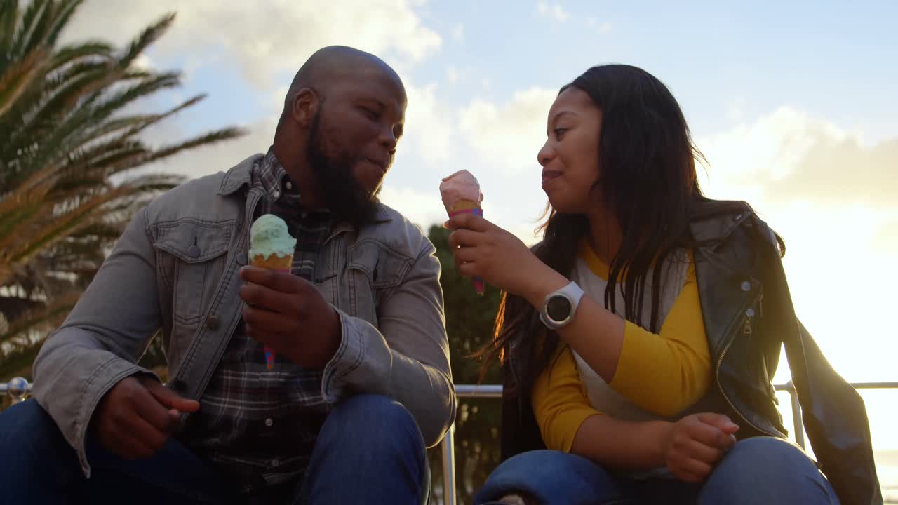 Donna disabile che offre un gelato a un uomo in una giornata di sole 4k