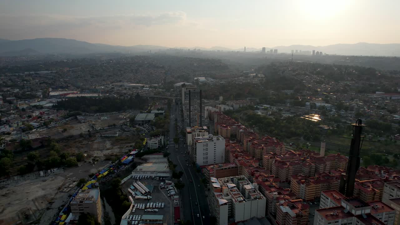retrospectiva de la ciudad occidental de méxico y enormes edificios residenciales en un día muy contaminado