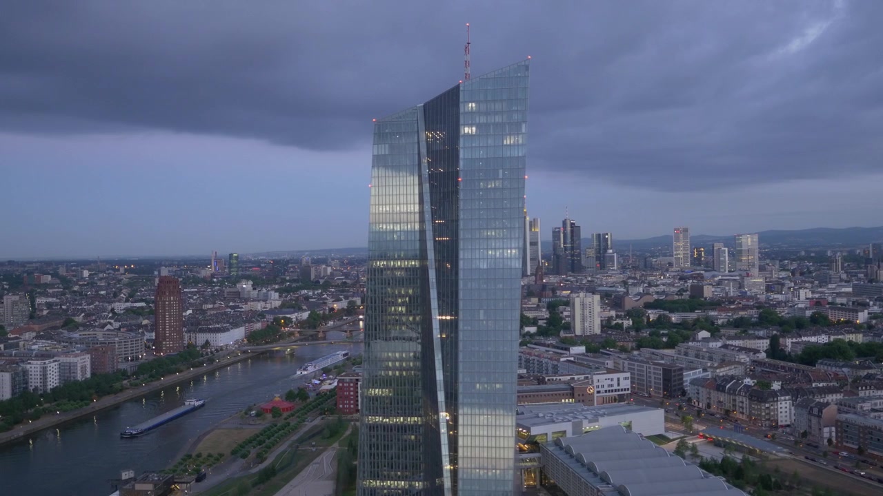 Stimmungsvoller Turm der Europäischen Zentralbank EZB in Frankfurt, Deutschland, per Drohne bei Sonnenaufgang.