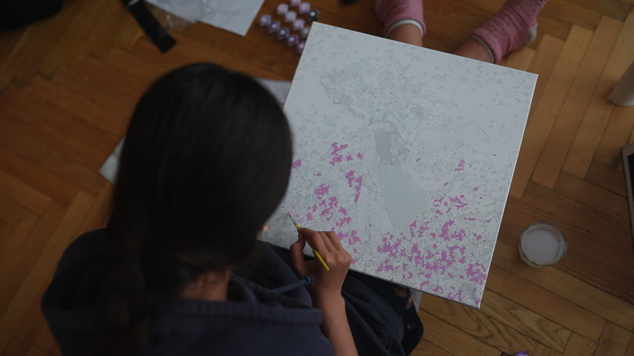 frau malt zu hause nach zahlen