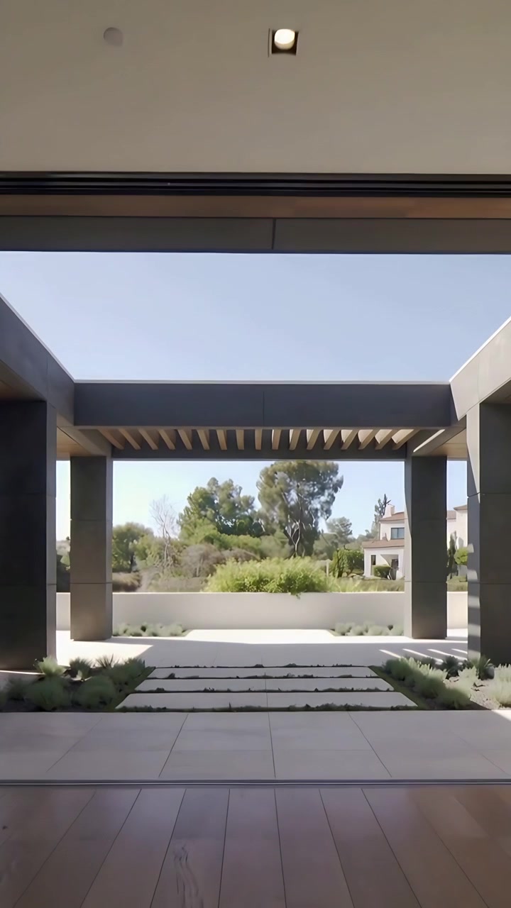 Video verticale: La telecamera si allontana, rivelando il patio di casa verso l'interno, con pergola e fioriera.