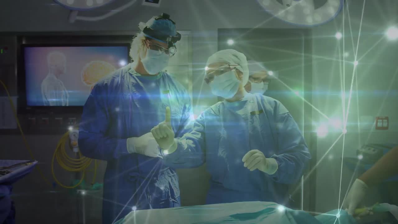 animación de la red de conexiones con puntos brillantes sobre diversos médicos