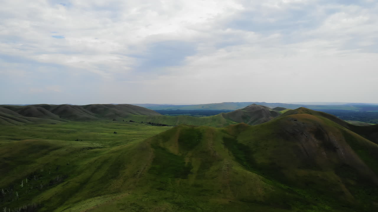 초록색 언덕 풍경