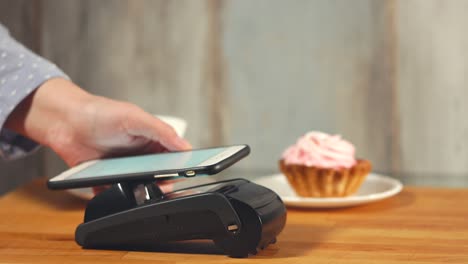 pago móvil en un café