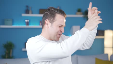 enthusiasta hombre adulto bailando divirtiéndose en casa, siendo feliz como un niño.