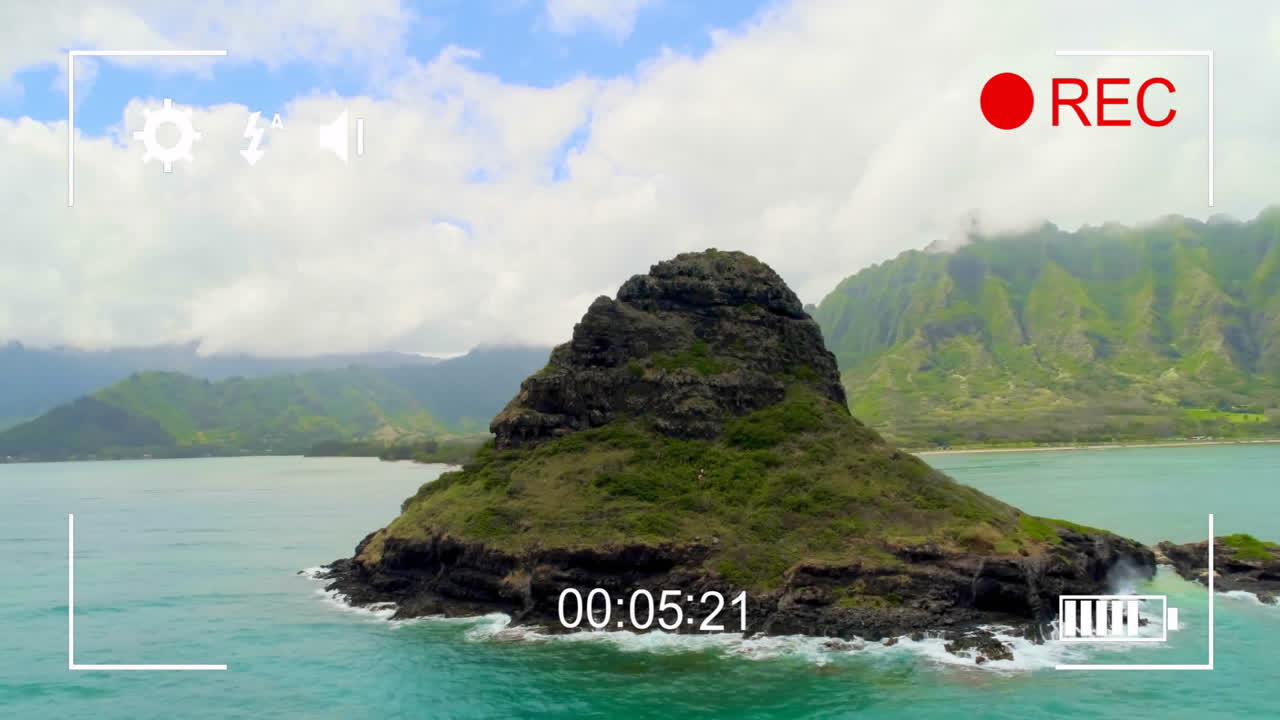запись анимации над живописным островом и океаном с горами на заднем плане
