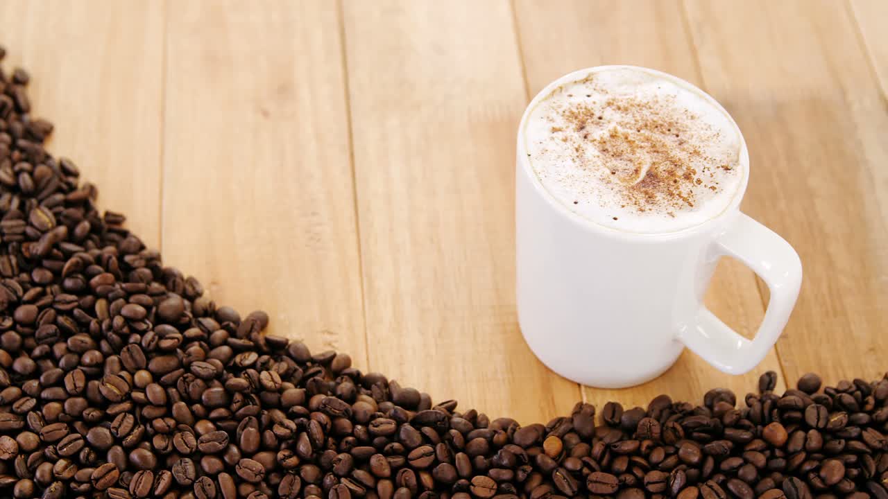 구운 콩 이 들어 있는 커피 컵