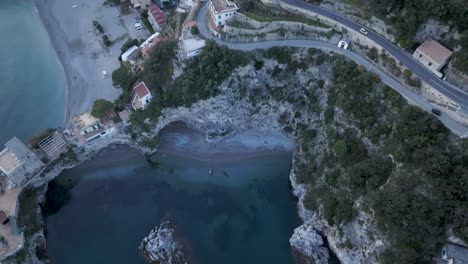 amalfi, cala de la costa de italia mirando hacia abajo drone aéreo 4k