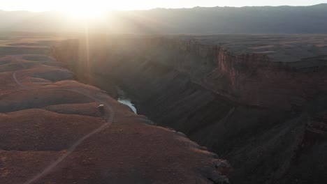 Antenne,-Mini-Wohnmobil-Auf-Einem-Roadtrip,-Der-Während-Des-Sonnenuntergangs-Am-Marble-Canyon-In-Arizona-Geparkt-Wurde