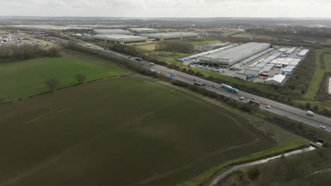 Rugby-Gateway-Verteilungsgebäude-M6-Autobahn,-Britische-Tankstelle,-Luftlandschaft