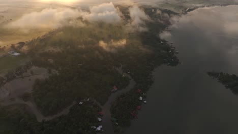 Erstaunlicher-Nebliger-Morgen-Am-Rio-Dulce-Guatemala,-Luftaufnahme