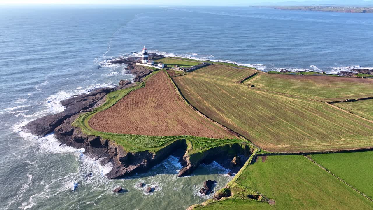 ประภาคารไอริชอันยิ่งใหญ่ ประภาคาร Hook Head บนแนวชายฝั่ง Wexford อาคารเก่าแก่และเป็นหนึ่งในประภาคารที่เก่าแก่ที่สุดในโลก