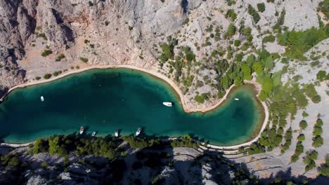 Jablanac-Shipwreck-in-Zavratnica-cove-inlet