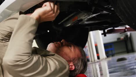mecánico haciendo servicio a un coche