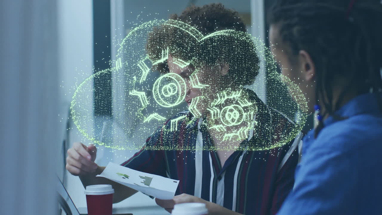 animación de una nube con ruedas dentadas sobre diversos colegas discutiendo el trabajo en la oficina