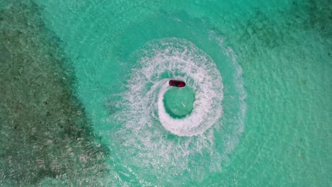 Deportes-Acuáticos-Divertidos-En-El-Hermoso-Mar-Acuático-De-La-Isla-En-Maldivas