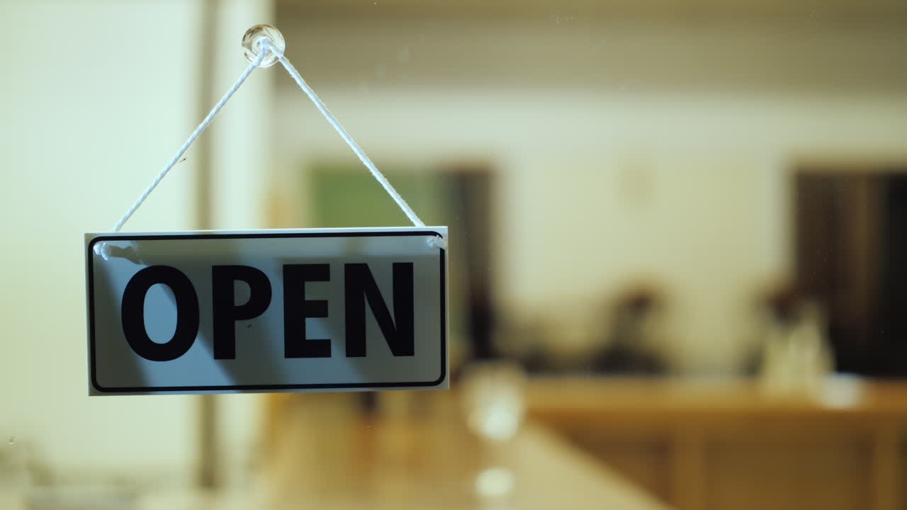 el vendedor cierra la tienda en el concepto de trabajo tardío de la noche