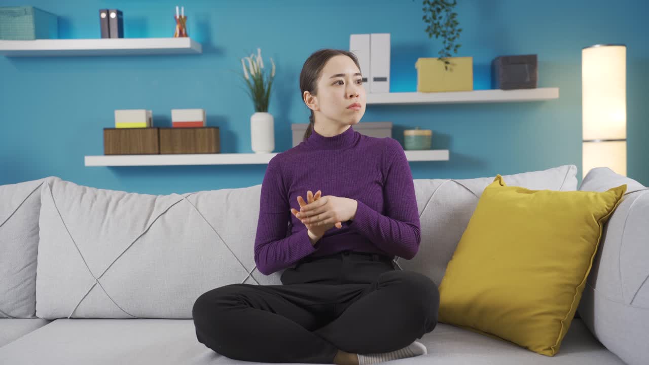 집에서 조용히 앉아 있는 아시아의 편집증 환자는 갑자기 환각을 느끼기 시작하고 그녀가 보는 것에서 도망치기 시작합니다.