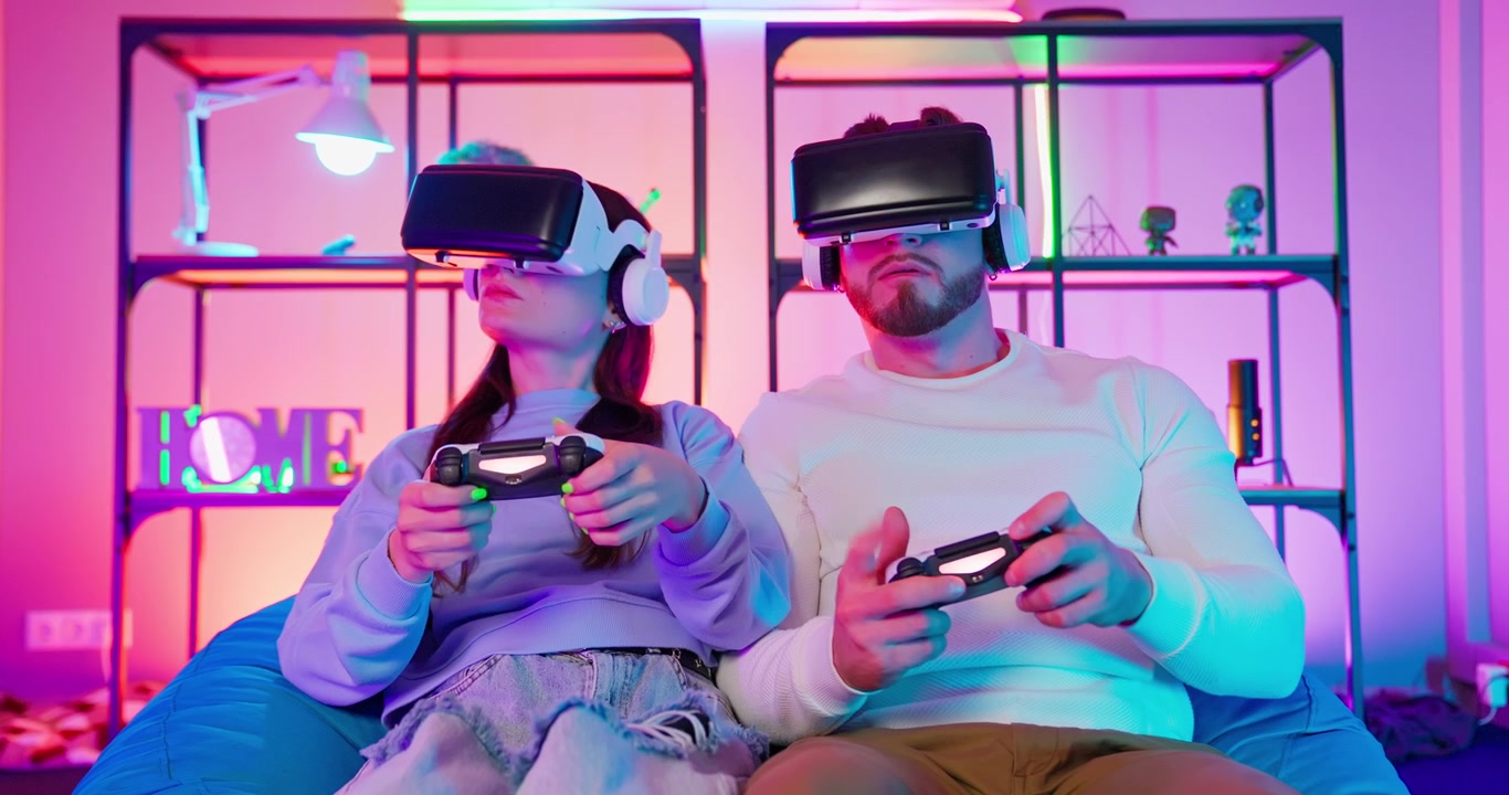 Giovane coppia che gioca a videogiochi in realtà virtuale con luci al neon