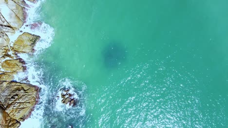 Luftaufnahme-Von-Meereswellen,-Die-Das-Strandufer-Erreichen