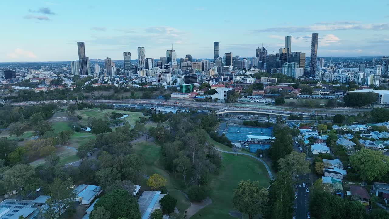 ⁇ 빈 그로브 교외의 드론  ⁇ , 큰 아파트 건물 위를 날아가는 카메라