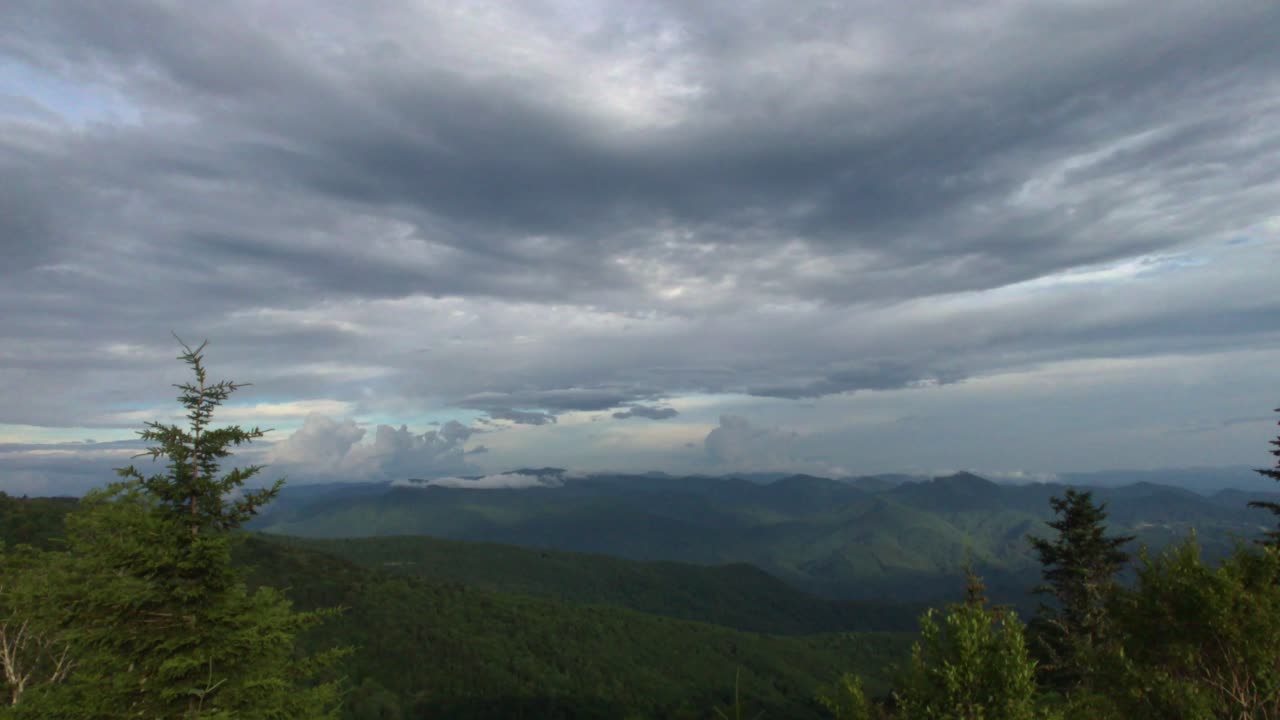 그레이트 스모키 마운틴 국립공원의 워터록 노브 산봉우리: 역방향 영상