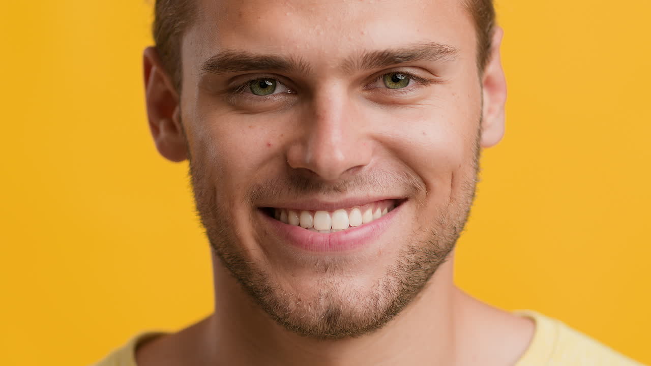 hombre feliz sonriendo