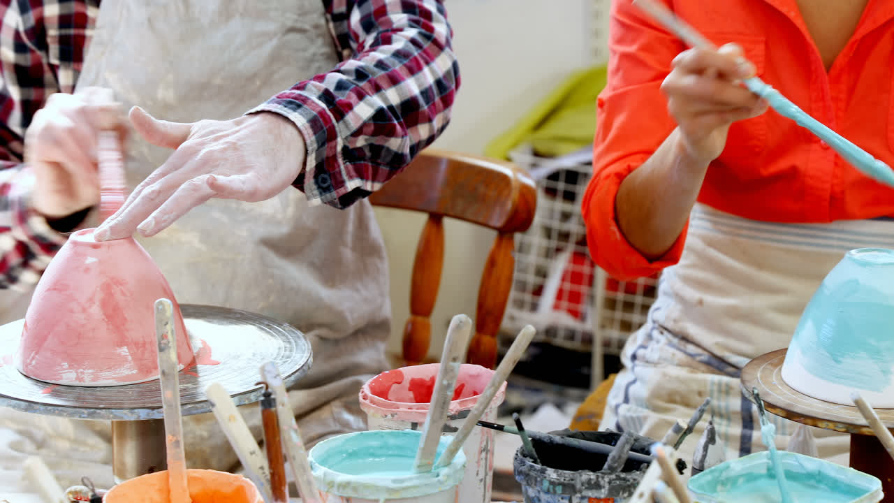 남성과 여성 도자기 페인팅 세라 그 4k