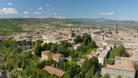 Filmische-Drohnenaufnahme-über-Der-Wunderschönen-Stadt-Orvieto-In-Umbrien,-Italien