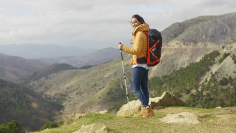 Junge-Wanderin-Steht-Mit-Blick-Auf-Ein-Tal