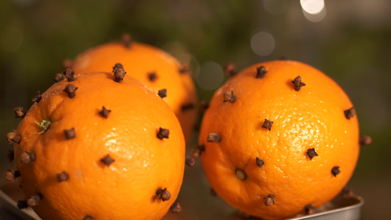 크리스마스 아로마, 크리스마스 트리 배경 랙 포커스에 pomander 장식