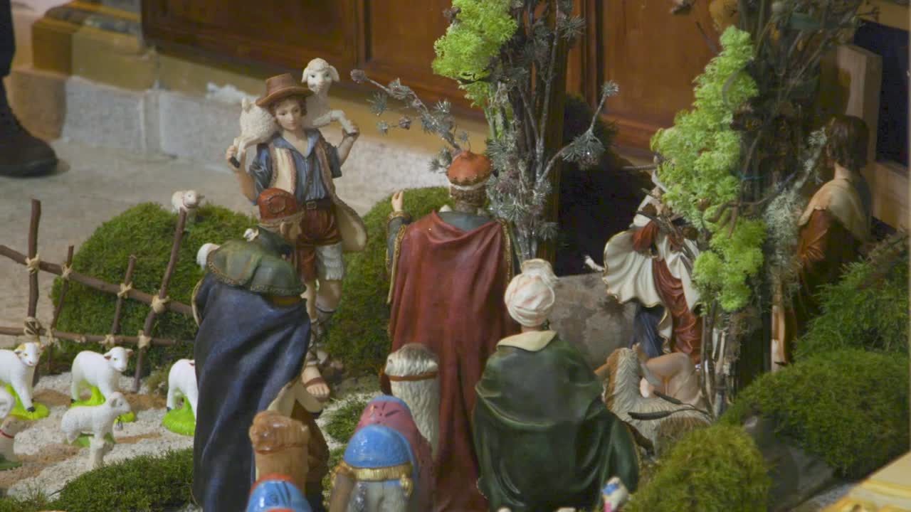 Natività in chiesa durante la messa di Natale, scatto di dettaglio.