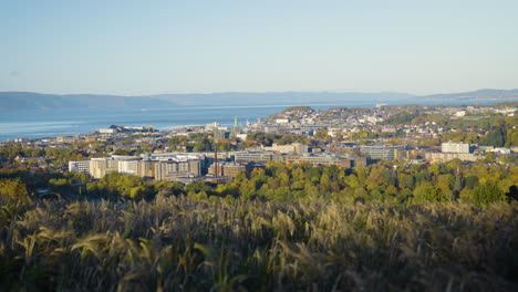 La-Ciudad-De-Trondheim-A-La-Luz-Dorada-Del-Atardecer.-Cámara-Portatil