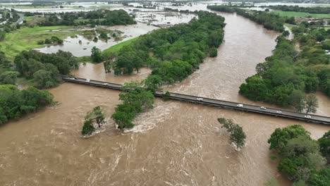 Tráfico-En-El-Puente-Sobre-El-Río-Barron-En-Caravonica-Cairns-Después-Del-Ciclón-Jasper.