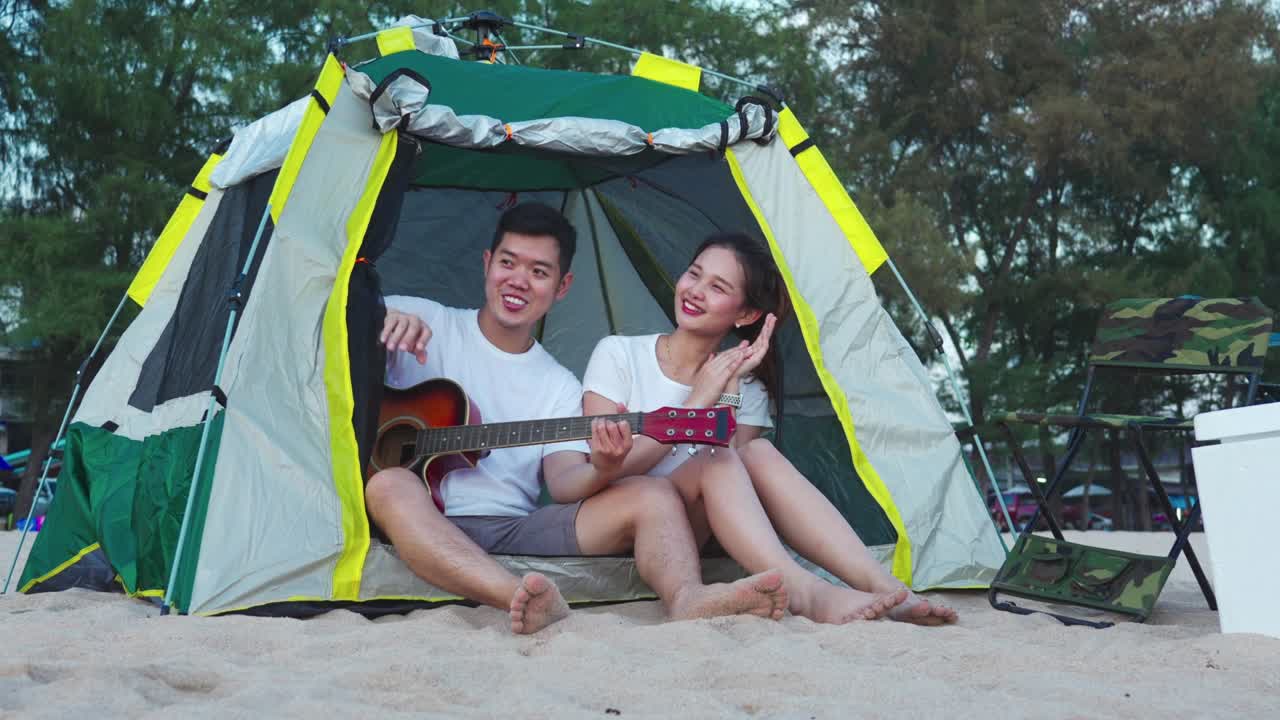 사랑에 빠진 젊은 부부는 해변에서 손가락으로 심장 모양을 만들고, 휴가 휴가에서 로맨틱한 관계를 맺고, 여름 휴가 또는 휴가 개념에서 여행과 휴식을 즐기고 있습니다.