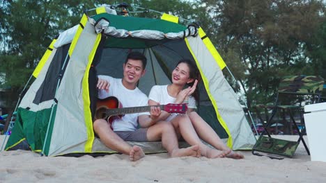 una pareja feliz y enamorada haciendo forma de corazón con los dedos en la playa al atardecer, relaciones románticas en vacaciones de vacaciones, disfrutando de viajar y descansar en vacaciones de verano o concepto de vacaciones.