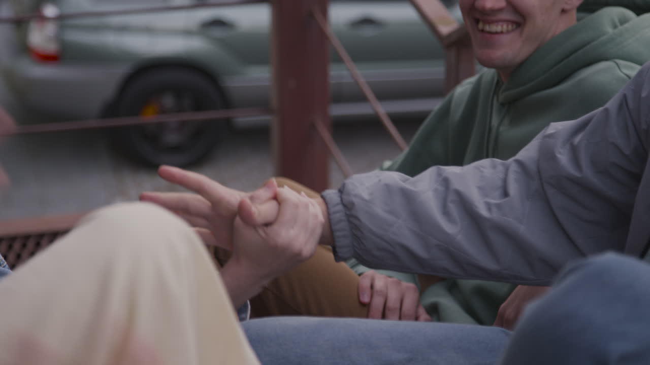 jóvenes en las escaleras