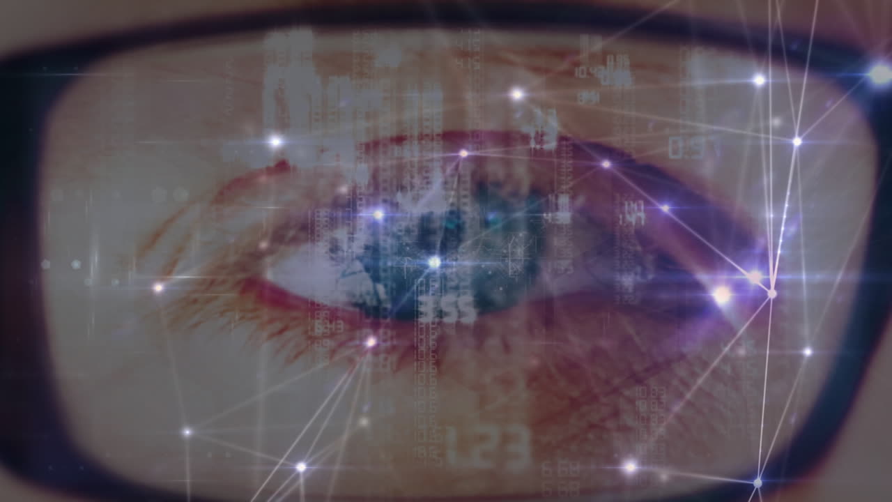 animación de conexiones y datos sobre el ojo de un hombre caucásico con gafas