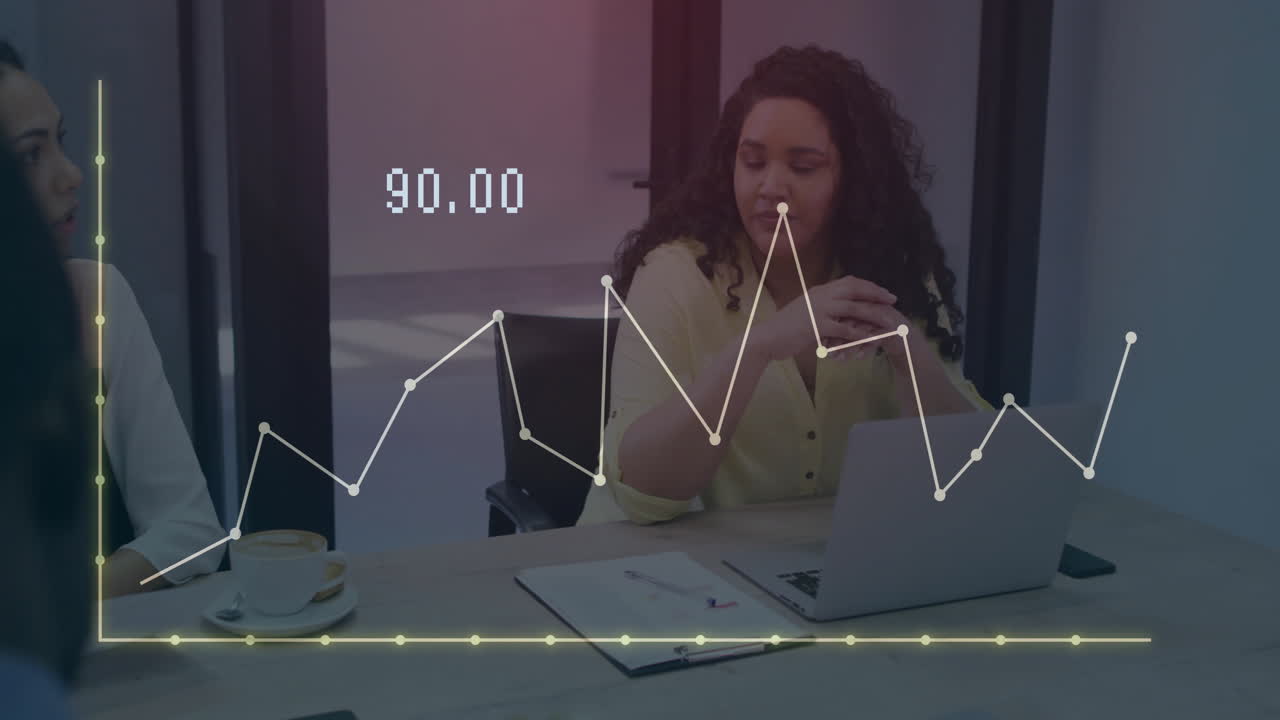 mujer de negocios discutiendo datos con animación de gráficos de líneas en una reunión de oficina