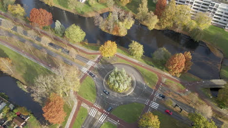 Blick-Aus-Der-Vogelperspektive-Auf-Einen-Belebten-Kreisverkehr-In-Den-Niederlanden---Drohne-Steigt-Langsam-Auf