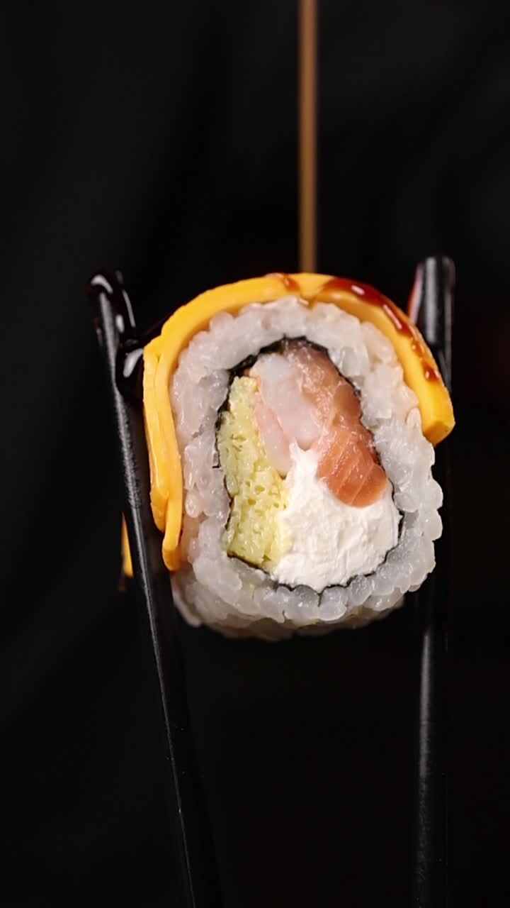vicino a un rotolo di sushi con formaggio, crema di formaggio e salmone