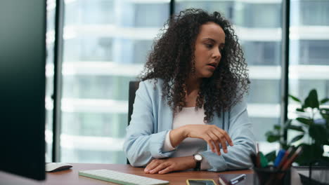 Gestresste-Frau,-Müde-Von-Der-Arbeit,-Sitzt-Am-Schreibtisch-Im-Büro,-Nahaufnahme.-Arbeiterin-Deprimiert