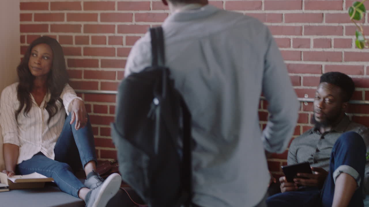 창의적인 아프리카계 미국인 사업가들이 만나 커피를 나누는 사업가 팀 리더 여성 태블릿 컴퓨터 동료들이 프로젝트에서 함께 일하며 편안한 사무실에서 아이디어를 모으고 있습니다.