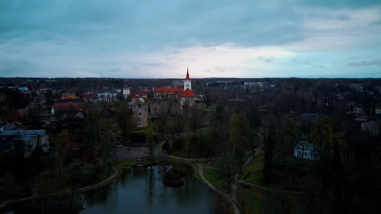 ciudad panorámica de cesis, vista aérea de letonia con calle medieval