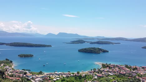 Vom-Balkon-Mit-Aussicht-Auf-Die-Stadt-Nidri-Können-Besucher-Die-Malerische-Schönheit-Der-Insel-Lefkada-Und-Der-Angrenzenden-Ionischen-Strände-Genießen-–-Ideal-Für-Ausflüge-Zu-Den-Ionischen-Inseln