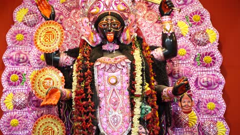 diwali es uno de los festivales más grandes de la india, kali, una de las deidades de los hindúes, es adorada en este festival