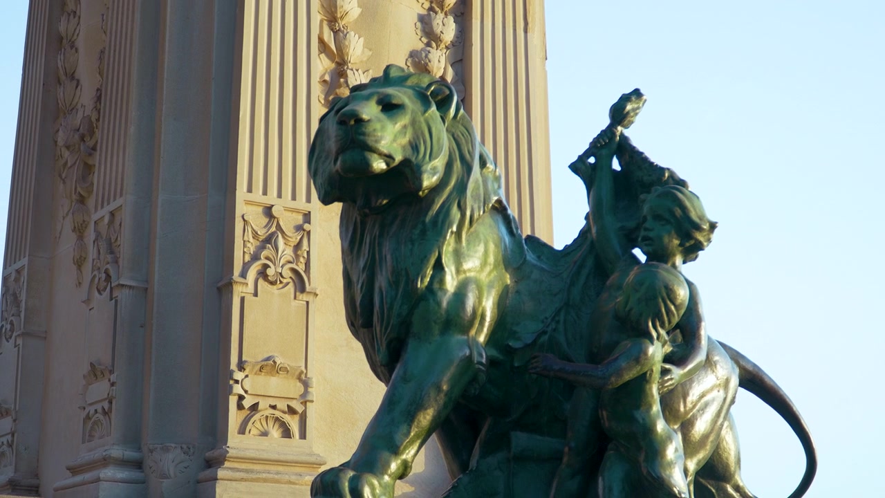 Vista dettagliata di una scultura di leone in bronzo e figure presso il Monumento ad Alfonso XII nel Parco del Retiro, Madrid, Spagna. Autentico punto di riferimento storico durante l'ora d'oro.