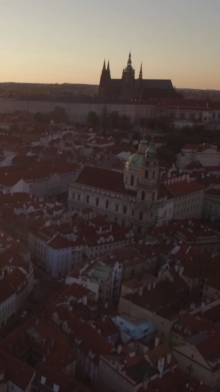 Veduta Aerea del Paesaggio Urbano di Praga al Tramonto con Monumenti Storici