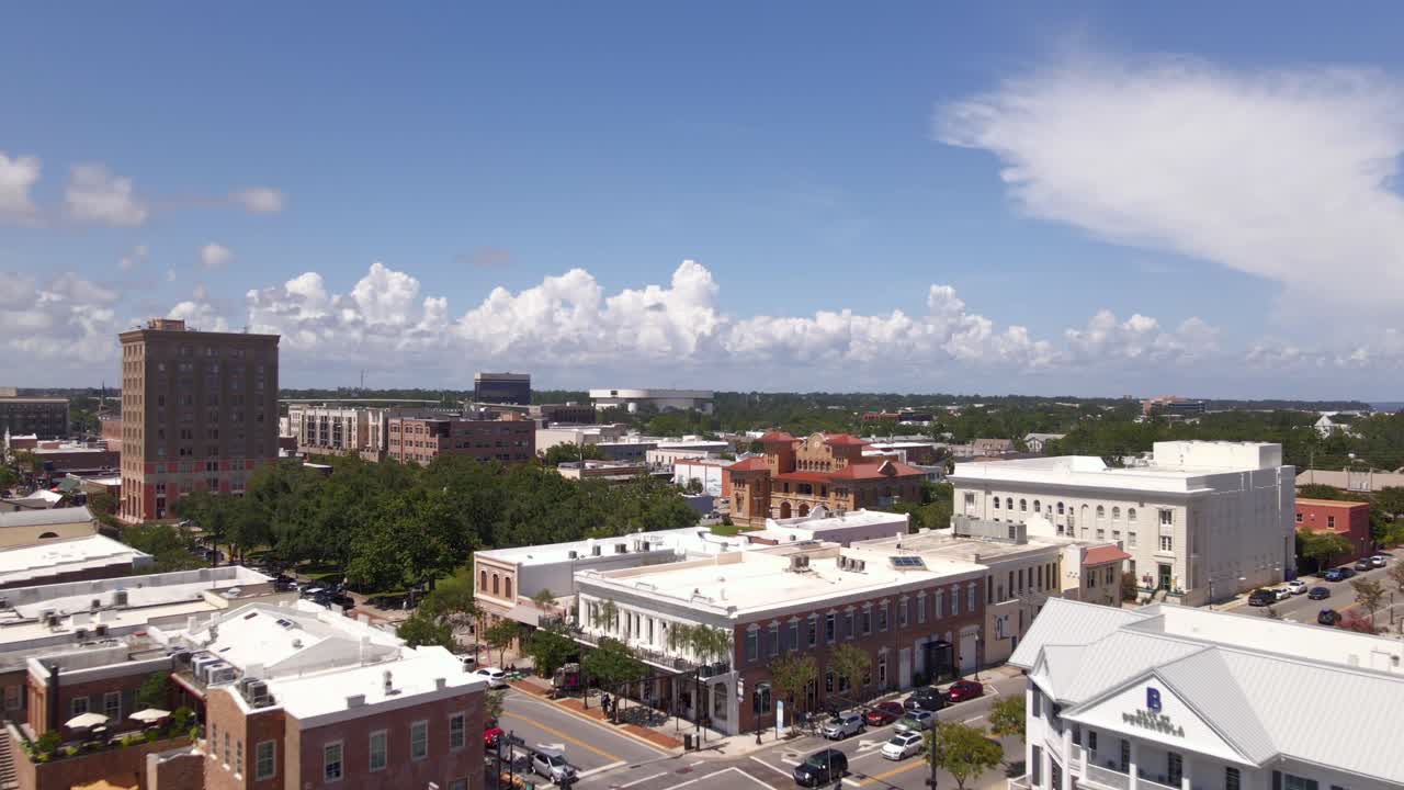 un dron disparó sobre el centro histórico de pensacola en florida en un día parcialmente nublado y soleado-2