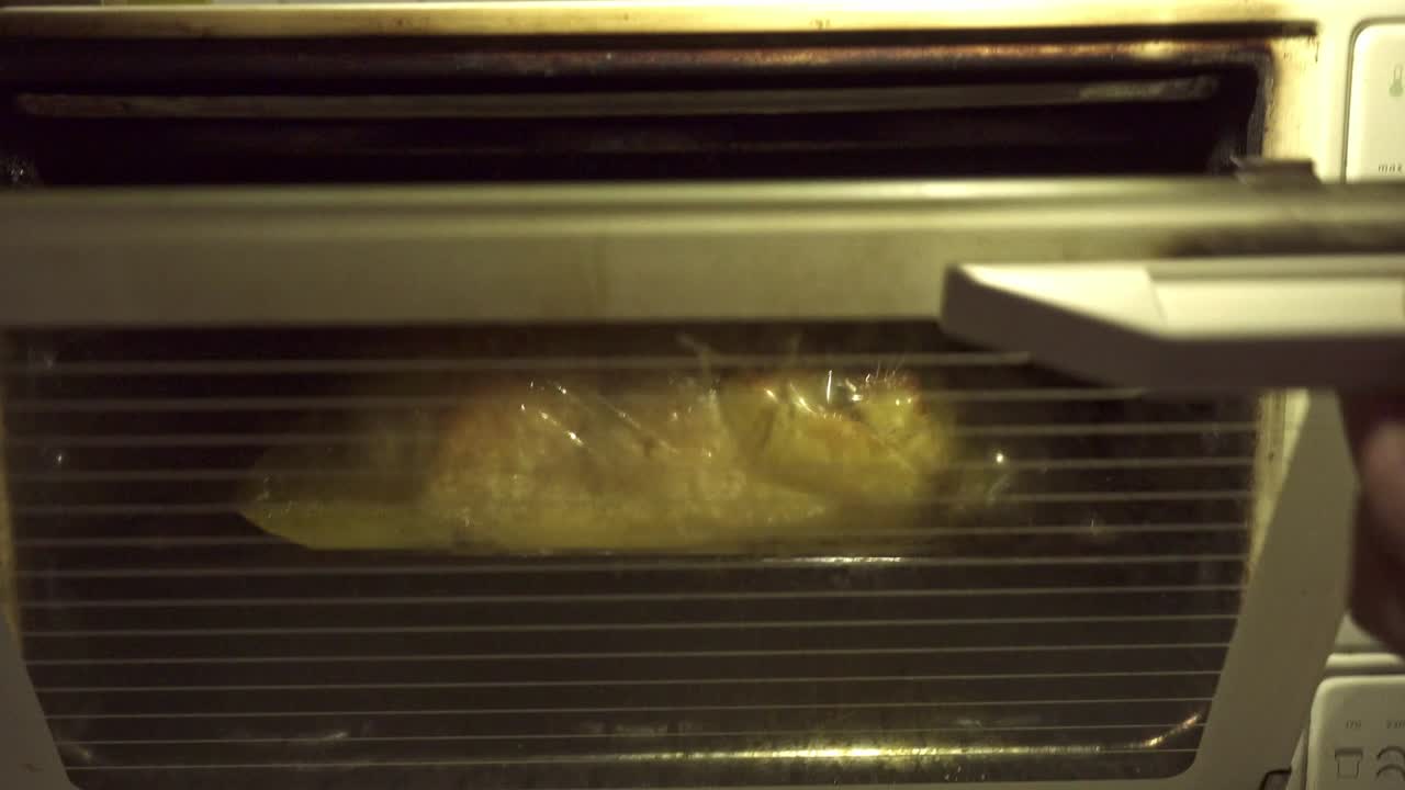 맛있는 고기 김과 감자 에 오븐에 수프